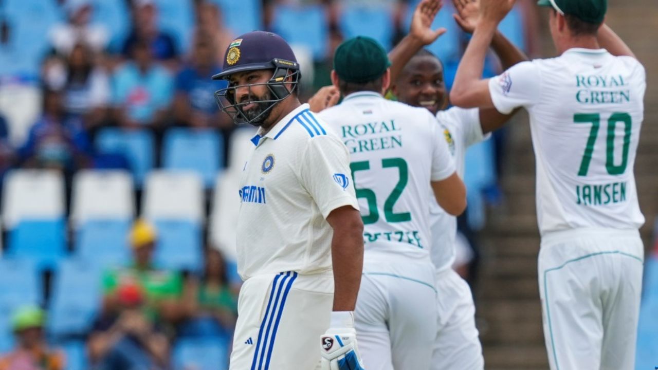 જ્યારે રોહિત શર્માને કેપ ટાઉન પિચ વિશે પૂછવામાં આવ્યું તો તેણે કહ્યું કે અમને આવી પિચ પર રમવામાં કોઈ વાંધો નથી. જ્યારે અન્ય ટીમના ખેલાડીઓ ભારતીય પિચની ટીકા અને ફરિયાદો કરતા રહે છે . એ બંધ થવું જોઈએ. (PC-PTI)