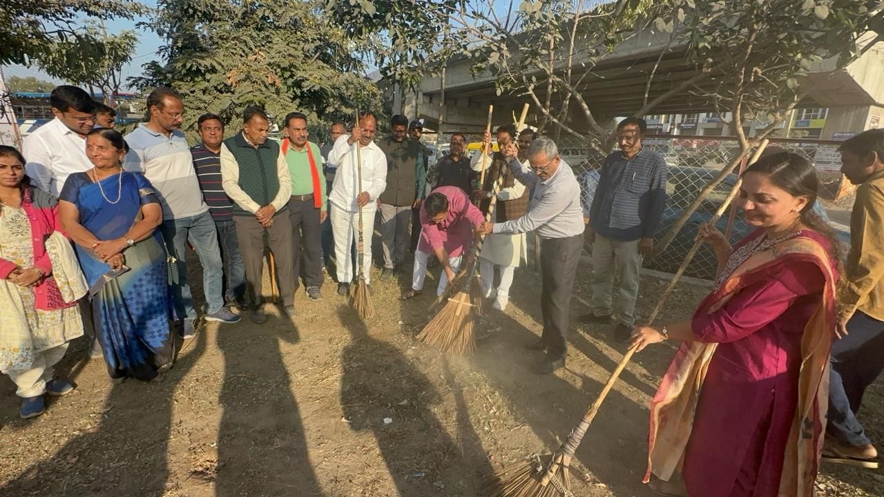 સાબરકાંઠા જિલ્લામાં રામ મય માહોલ જોવા મળી રહ્યો છે. જિલ્લામાં શહેરો અને ગામડાઓમાં રામ મંદિરને લઈ ધાર્મિક ઉત્સાહ વર્તાઈ રહ્યો છે. આ માટે તમામ તૈયારીઓ કરવામાં આવી છે. 