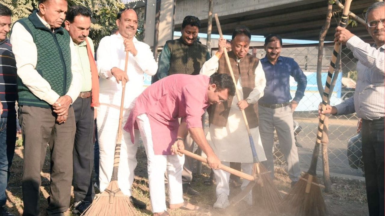 મોતીપુરમાં આવેલ કષ્ટભંજન હનુમાનજી મંદિરના પ્રાંગણમાં અધિકારીઓ અને સ્થાનિક આગેવાનોએ સફાઈ શ્રમ દાન કર્યુ હતુ. મંદિરના પ્રાંગણ વિસ્તારમાંથી સફાઈ કરીને કચરો દૂર કરવામાં આવ્યો હતો.