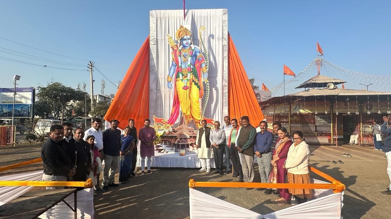 હિંમતનગર શહેરના પ્રવેશ દ્વારે ભગવાન શ્રી રામનું વિશાળ કદની તસ્વીર મુકવવામાં આવી છે. મોતીપુર સર્કલ વિસ્તારમાં હનુમાનજી મંદિર નજીક આ તસ્વીરને મુકવામાં આવી છે.