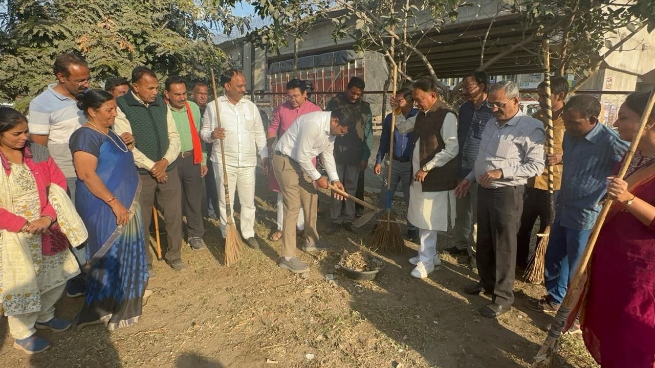 જિલ્લાના તમામ શહેરોમાં અને ગામડાઓમાં મંદિરોમાં સફાઈ કરવામાં આવી રહી છે. હિંમતનગર શહેરના પ્રવેશ દ્વારા મોતીપુરા સર્કલ ખાતે આવેલ હનુમાનજી મંદિરની સફાઈ જિલ્લા ક્લેકટર અને ધારાસભ્ય સહિતના અગ્રણીઓએ કરી હતી.