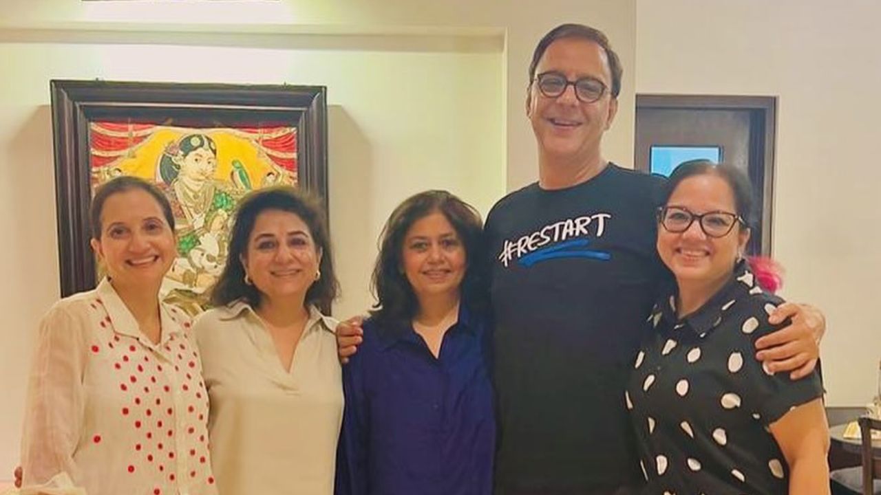  વિધુ વિનોદ ચોપરાએ પુણેની ફિલ્મ એન્ડ ટેલિવિઝન ઇન્સ્ટિટ્યૂટ ઓફ ઇન્ડિયામાંથી ફિલ્મ નિર્દેશનનો અભ્યાસ કર્યો હતો. તેણે 1976 માં રેણુ સલુજા સાથે લગ્ન કર્યા અને 1983માં છૂટાછેડા લીધા, ત્યારબાદ તેણે 1985માં શબનમ સુખદેવ સાથે લગ્ન કર્યા હતા. બીજી વખત પણ લગ્ન અસફળ રહ્યા અને છુટાછેડા લઈ લીધા હતા. બીજા લગ્ન માત્ર 4 વર્ષ જ ટક્યા હતા.2 વખેત લગ્નમાં નિષ્ફળ રહ્યા બાદ ત્રીજી વખત  તેમણે અનુપમા ચોપરા સાથે લગ્ન કર્યા હતા. આ લગ્નથી તેમને ઝૂની ચોપરા અને અગ્નિ દેવ ચોપરા 2 બાળકો છે.