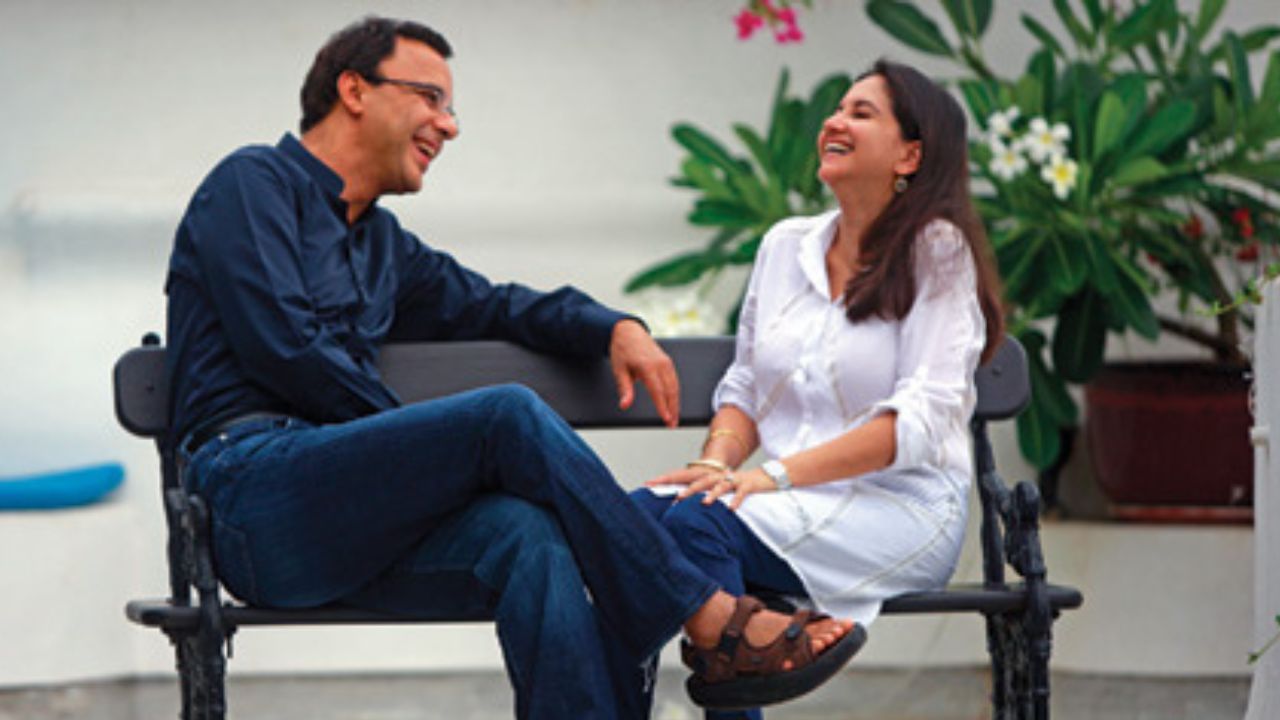 જ્યારે દિગ્દર્શક વિધુ વિનોદ ચોપરાની ફિલ્મ “12મી ફેલ” ચર્ચામાં છે, ત્યારે વિધુનો પુત્ર અગ્નિ ચોપરા ક્રિકેટ જગતમાં હેડલાઇન્સ બનાવી રહ્યો છે. સિક્કિમ સામેની તેની રણજી ડેબ્યૂ મેચમાં મિઝોરમ તરફથી રમતા  અગ્નિએ ડાબા હાથના બેટ્સમેન તરીકે તેની તેજસ્વી પ્રતિભા દર્શાવીને સદી ફટકારી હતી.