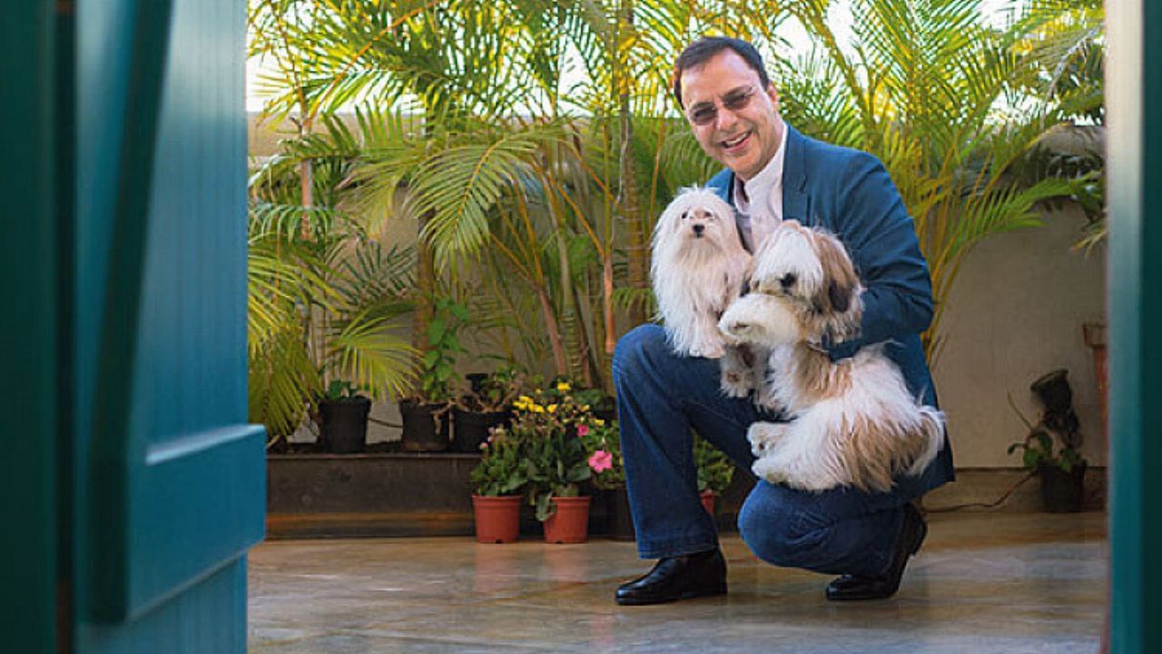 2003માં રિલીઝ થયેલી 'મુન્નાભાઈ MBBS' બોક્સ ઓફિસ પર હિટ રહી હતી. આ ફિલ્મનું બજેટ માત્ર 10 કરોડ રૂપિયા હતું, પરંતુ તેની રિલીઝ બાદ ફિલ્મે બજેટ કરતા ત્રણ ગણી વધુ કમાણી કરી હતી. સંજય દત્તની આ ફિલ્મે દુનિયાભરમાં 36 કરોડ રૂપિયાનો બિઝનેસ કર્યો હતો. આ ફિલ્મમાં સુનીલ દત્તે પણ મહત્વની ભૂમિકા ભજવી હતી.