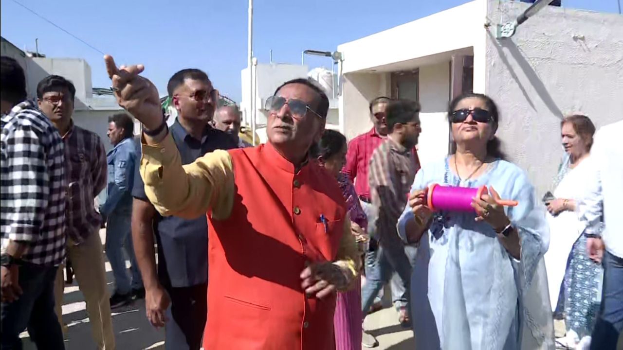 પૂર્વ મુખ્યપ્રધાન વિજય રૂપાણીએ રાજકોટ સ્થિત પોતાના નિવાસસ્થાને પરિવારજનો સાથે પતંગ ચગાવી ઉત્તરાયણ પર્વની ઉજવણી કરી હતી. તેમણે કહ્યું કે ગુજરાતમાં વિકાસનો સતત ચગી રહેલો પતંગ લોકસભા ચૂંટણીમાં ભાજપને હેટ્રિક અપાવશે.