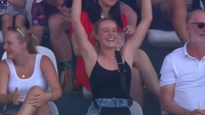 લાઈવ મેચ દરમિયાન છોકરીએ કાકા પાસેથી છીનવી બિયર, પછી કર્યું આવું કામ, જુઓ Video