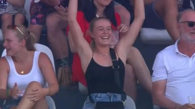 લાઈવ મેચ દરમિયાન છોકરીએ કાકા પાસેથી છીનવી બિયર, પછી કર્યું આવું કામ, જુઓ Video