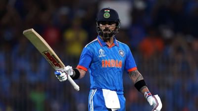 કોહલી ODIમાં સૌથી વધુ રન બનાવનાર બીજો બેટ્સમેન બનશે: વિરાટ કોહલી હાલ ODIમાં સૌથી વધુ રન બનાવવા મામલે ત્રીજા છે, જો તે વનડેમાં વધુ 386 રન બનાવશે તો તે આ લિસ્ટમાં બીજા ક્રમે પહોંચી જશે. હાલ કુમાર સંગાકારા 14234 રન સાથે બીજા નંબરે છે જ્યારે વિરાટના 13848 રન છે. વનડેમાં સૌથી સદી રન બનાવવાનો રેકોર્ડ મહાન ક્રિકેટર સચિન તેંડુલકરના નામે છે. સચિને ODIમાં કુલ 18426 રન ફટકાર્યા છે.