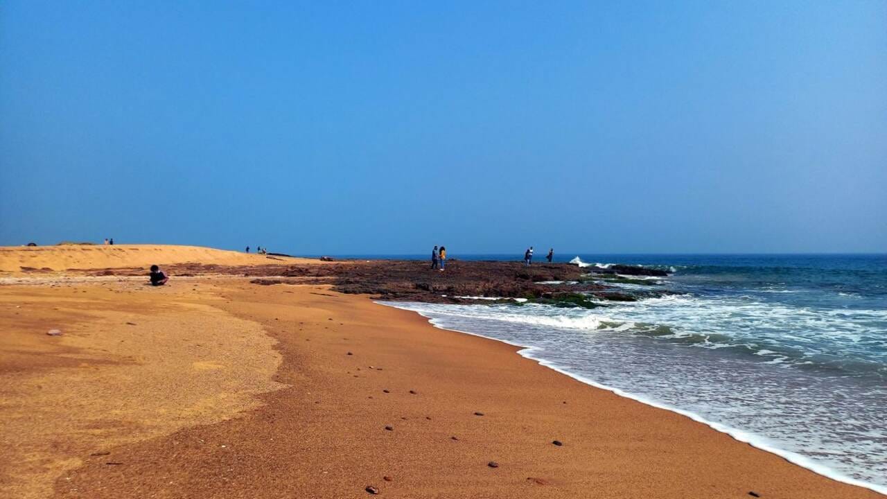 વિશાખાપટ્ટનમના દરિયામાં જે કંઈ બને છે તેની ઝડપથી નોંધ લેવામાં આવે છે. આના કારણો પણ છે. હકીકતમાં, લોકો દરરોજ વિશાખાપટ્ટનમ બીચની મજા માણવા જાય છે. મહિલાઓથી લઈને યુવાનો સુધી, બાળકો અહીં રમવા અને મોજમસ્તી કરવાના હેતુથી આવતા રહે છે.