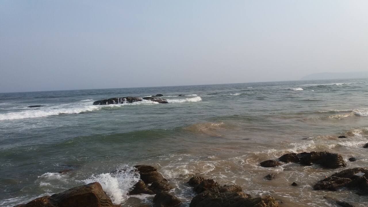 સામાન્ય રીતે, ભરતી દરમિયાન, આવા બનાવો જોવા મળે છે જ્યાં દરિયો પીછેહઠ કરે છે અથવા દરિયાની ઊંચાઈ થોડી વધી જાય છે. પરંતુ આ ફેરફાર થોડો વિચિત્ર છે. દરેક જણ આને લઈને ચિંતિત છે. આ પણ એવા સમયે થઈ રહ્યું છે જ્યારે પ્રવાસીઓની મોસમ છે. 