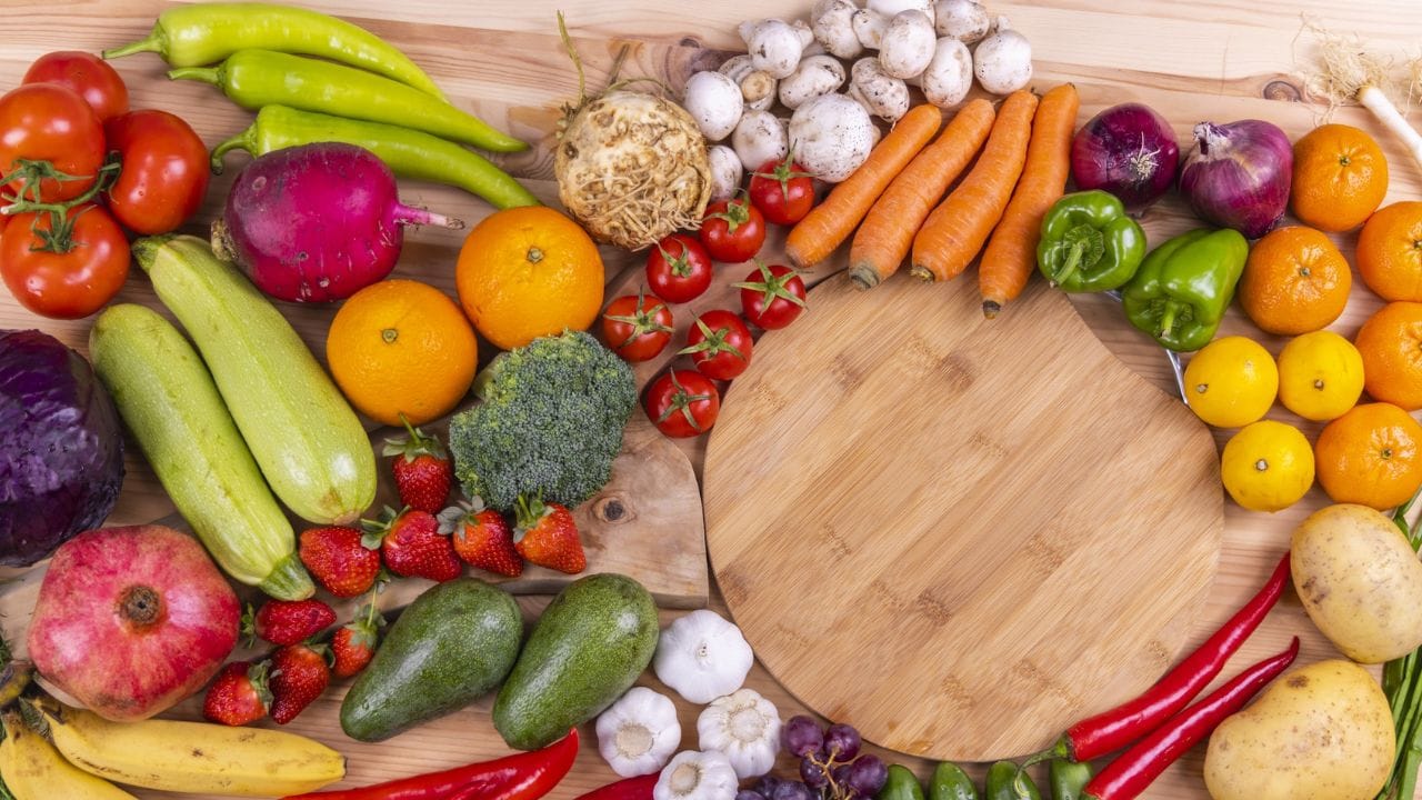 Vitamin D Foods: વિટામિન ડી કુદરતી રીતે પુષ્કળ પ્રમાણમાં ઉપલબ્ધ છે. પરંતુ શિયાળાની ઋતુમાં ઓછા સૂર્યપ્રકાશને કારણે આપણું શરીર વિટામિન ડી યોગ્ય રીતે મેળવી શકતું નથી. વિટામિન ડીની ઉણપને કારણે હાડકાં નબળા પડી જાય છે અને તેની અસર સ્નાયુઓ પર પણ જોવા મળે છે. એટલું જ નહીં, આ વિટામિનની ઉણપ ડિપ્રેશન અને સિઝનલ ઈફેક્ટિવ ડિસઓર્ડર જેવી માનસિક સમસ્યાઓનું કારણ બની શકે છે.