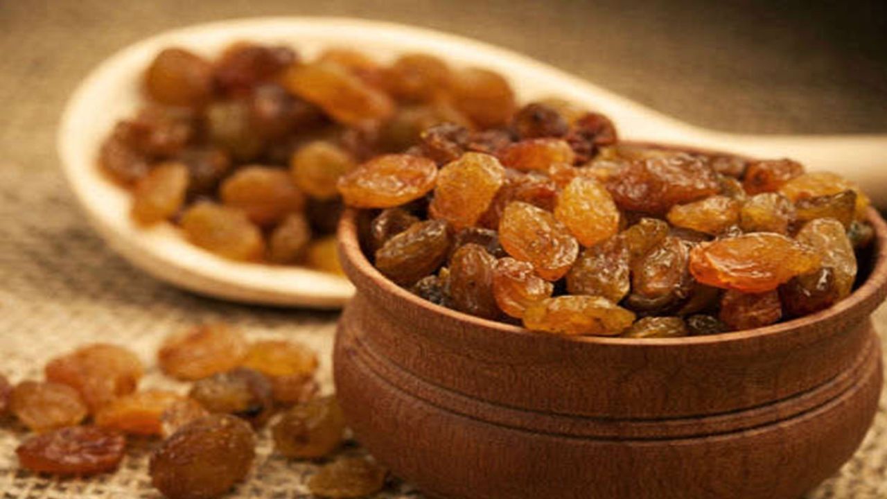 કિસમિસ-કિસમિસમાં પણ વિટામીન ભરપૂર માત્રામાં જોવા મળે છે. તેમાં પોટેશિયમ અને આયર્ન પણ હોય છે, જે શરીરમાં એનિમિયાની ભરપાઈ કરે છે.100 ગ્રામ કિસમિસમાં 1.3 મિલિગ્રામ વિટામિન ડી હોય છે. તમે તેને દૂધમાં ગરમ કરીને ખાઈ શકો છો.