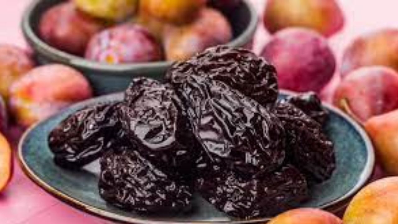 પ્રુન્સ- વિટામીન ડીની ઉણપને દૂર કરવા માટે પ્રુન્સ પણ ખાઈ શકાય છે. તેમાં ભરપૂર માત્રામાં ફાઈબર હોય છે, જે પાચનતંત્રને સ્વસ્થ રાખે છે. પ્રુન્સમાં કેલ્શિયમ અને આયર્ન મળી આવે છે, જે હાડકાંને મજબૂત બનાવે છે.નોંધ :સ્વાસ્થ્ય સંબંધીત કંઇ પણ અનુસરતા પહેલા આપ આપના તબીબ અથવા તજજ્ઞોની સલાહ ખાસ લેવી.