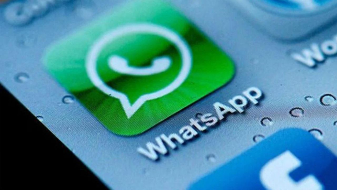 End-to-End Encryptionનો અર્થ થાય છે ચેટ પર મોકવામાં આવેલા મેસેજને માત્ર મોકલનાર અને પ્રાપ્ત કરનાર જ વાંચી શકે. તેના સિવાય વોટ્સએપ કંપની પણ આ મેસેજને ન વાંચી શકે.