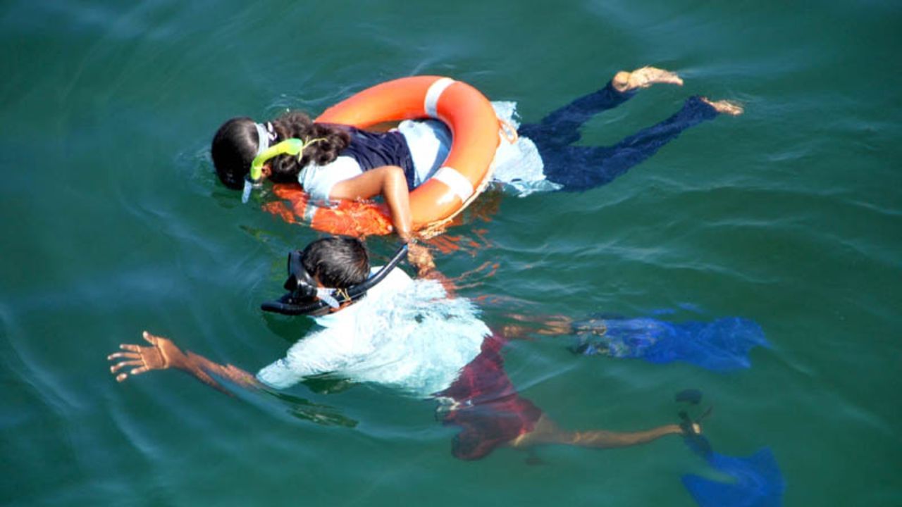 કોઈપણ પ્રકારના પાણીમાં સ્નોર્કલિંગ શક્ય છે, પરંતુ જ્યાં મોજા ઓછા હોય અને સપાટીની નજીક કંઈક ખાસ જોવાનું હોય છે આવા સ્થળે મોટાભાગના સ્નોર્કલર્સ જાય છે. છીછરા ખડકો, સામાન્ય રીતે 1 થી 4 મીટર (3-12 ફૂટ) સમુદ્ર સપાટીથી નીચે, મનપસંદ સ્નોર્કલિંગ સ્થળો છે. ઊંડા ખડકો પણ વધુ સારા છે પરંતુ ડાઇવિંગ કરતી વખતે આ ઊંડાણમાં વધુ વખત શ્વાસને રોકી રાખવાની ક્ષમતાને કારણે બહુ ઓછા સ્નોર્કલર્સ અહીં જાય છે કારણ કે ત્યાં જવાની યોગ્યતા અને ક્ષમતા ઉચ્ચ સ્તરની હોવી જોઈએ.