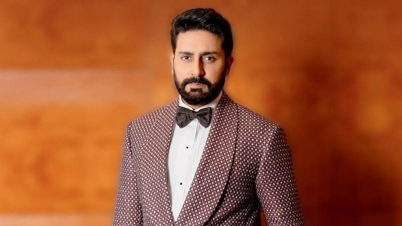 અભિષેક બચ્ચન - અમિતાભ અને જયા બચ્ચનના પુત્ર અભિનેતા અભિષેક બચ્ચનની કુલ સંપત્તિ 212 કરોડ રૂપિયા છે. ભલે અભિષેક આજકાલ ફિલ્મોમાં વધુ જોવા નથી મળતો, પણ તે પ્રો કબડ્ડી ટીમ, ફૂટબોલ ટીમ અને બ્રાન્ડ્સમાંથી પણ ઘણી કમાણી કરે છે.
