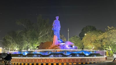 ચાર વર્ષ બાદ ગુજરાતમાં યોજાઈ રહેલી વાયબ્રન્ટ ગુજરાત ગ્લોબલ સમિટની તડામાર તૈયારીઓ ચાલી રહી છે. પીએમ મોદી પણ આજે સાંજે ગુજરાત આવી રહ્યા છે ત્યારે સરદાર પટેલ ઈન્ટરનેશનલ ઍૅરપોર્ટને પણ રંગબેરંગી રોશનીથી સજાવવામાં આવ્યુ છે. સમગ્ર ઍરપોર્ટ રૂટ પર વાઈબ્રન્ટના સમિટના બેનર જોવા મળી રહ્યા છે.