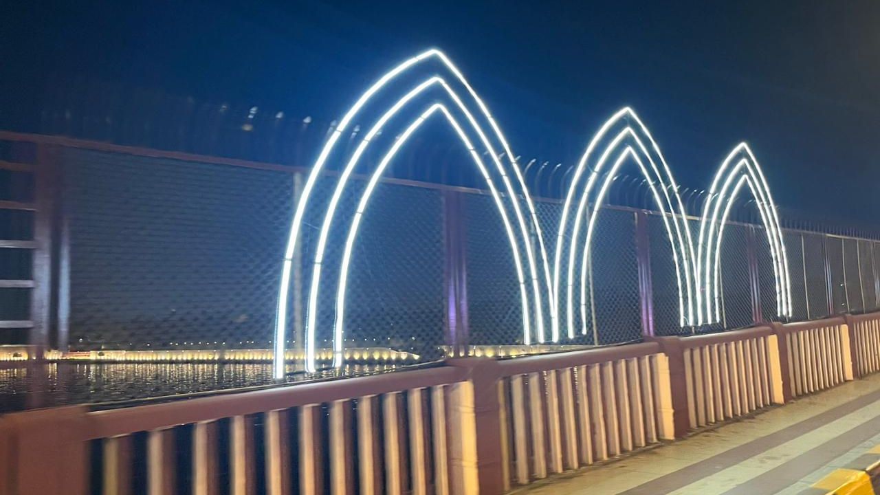 રસ્તાની બંને બાજુ ઉભા રહીને બંને દેશોના મહાનુભાવોનું લોકો સ્વાગત કરે તે પ્રકારનુ આયોજન કરવામાં આવ્યુ છે.