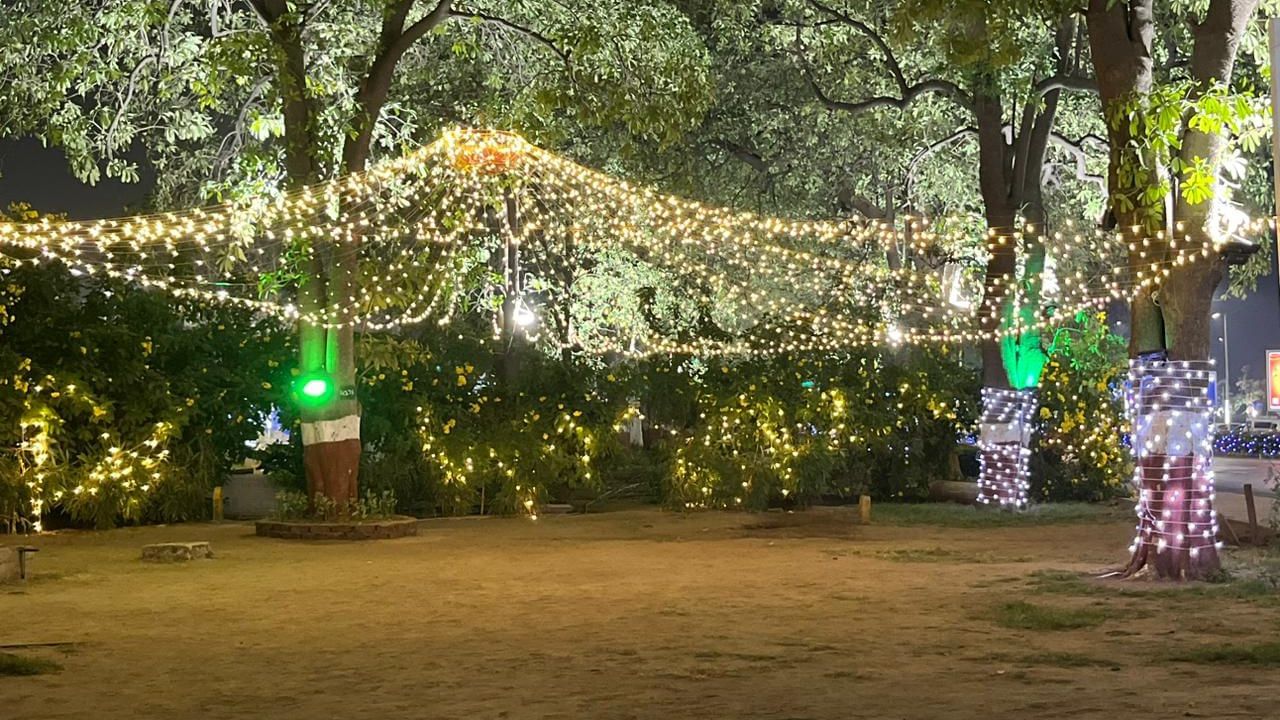 ગાંધીનગરમાં 10 જાન્યુઆરીએ સવારે પીએમ મોદી વાઈબ્રન્ટ ગુજરાત ગ્લોબલ સમિટનું ઉદ્દઘાટન કરવાના છે એ પહેલા 9 જાન્યુઆરીએ પીએમ મોદી અને યુએઈના પ્રેસિડેન્ટ શેખ મોહમ્મદ બિન ઝાયેદનો ઈન્દિરા બ્રિજ સુધીનો રોડશો યોજાશે