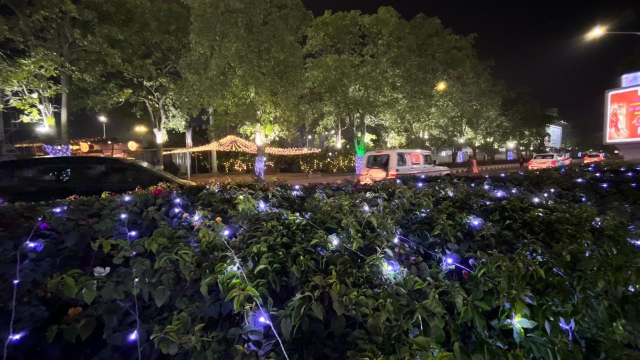 આ રોડ શોને પગલે અમદાવાદ ઍરપોર્ટથી ગાંધી આશ્રમ સહિતના તમામ રોડને રંગબેરંગી લાઈટિંગ દ્વારા શણગારવામાં આવ્યા છે.