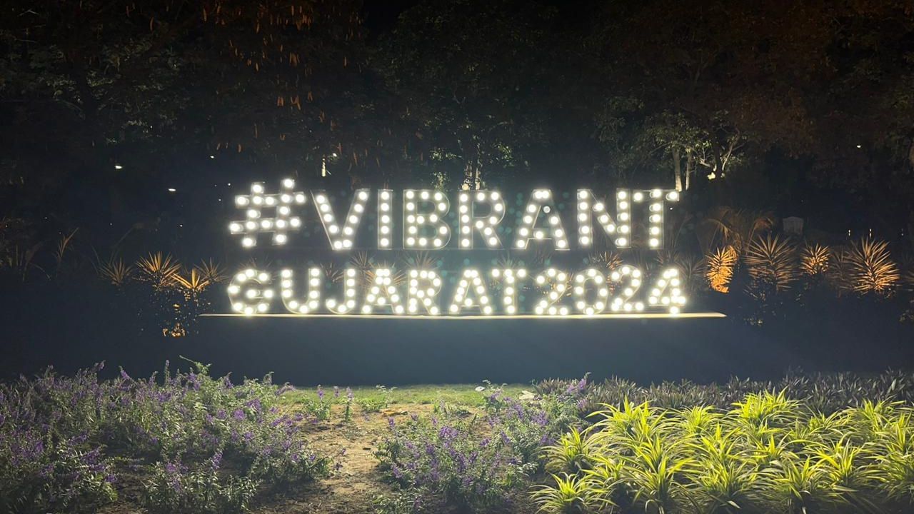 ચાર વર્ષ બાદ પાટનગર ગાંધીનગરમાં યોજાઈ રહેલ વાઈબ્રન્ટ સમિટને સફળ બનાવવા સરકાર અને સરકારના અધિકારીઓ ખડેપગે તૈયારીઓમાં લાગેલા છે.