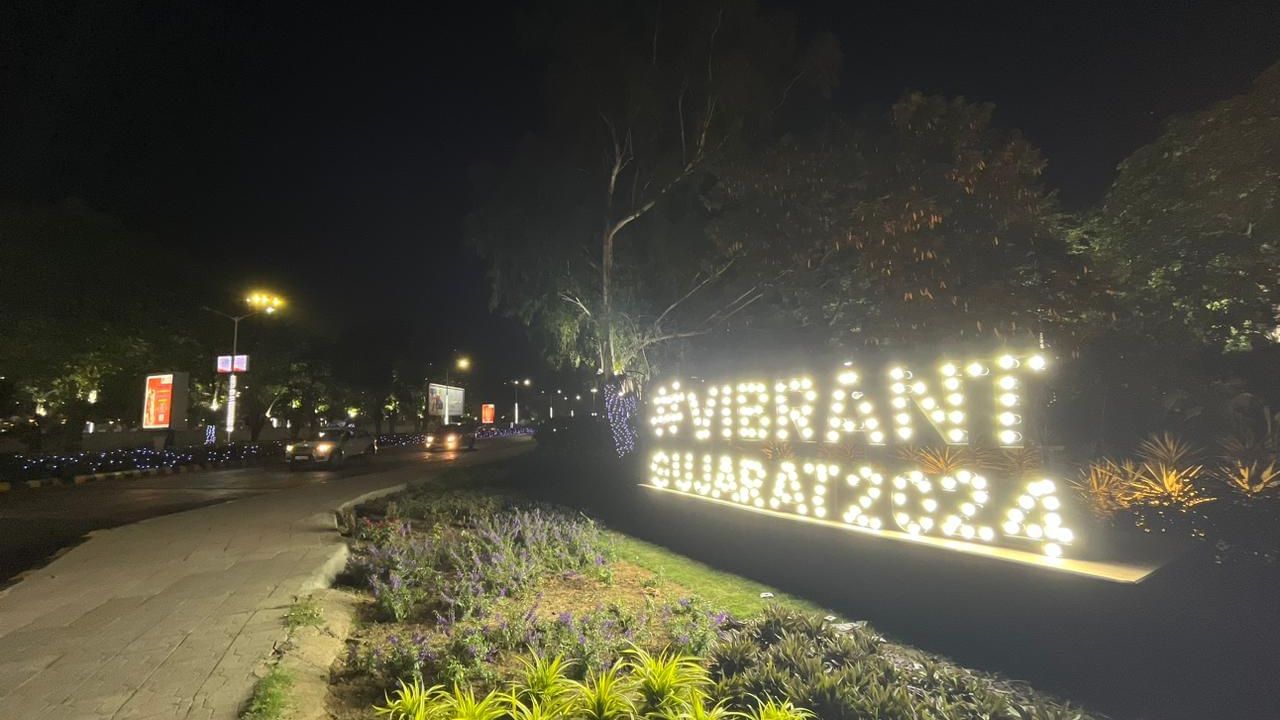 આ સમિટમાં 30થી વધુ દેશોના ડેલિગેશન આવી રહ્યા છે અને આજ સાંજથી દેશવિદેશના મહાનુભાવોનું આગમન શરૂ થઈ જશે. ત્યારે અમદાવાદ ઍરપોર્ટ રૂટ પર પણ વિવિધરંગી રોશનીનો શણગાર કરવામાં આવ્યો છે.