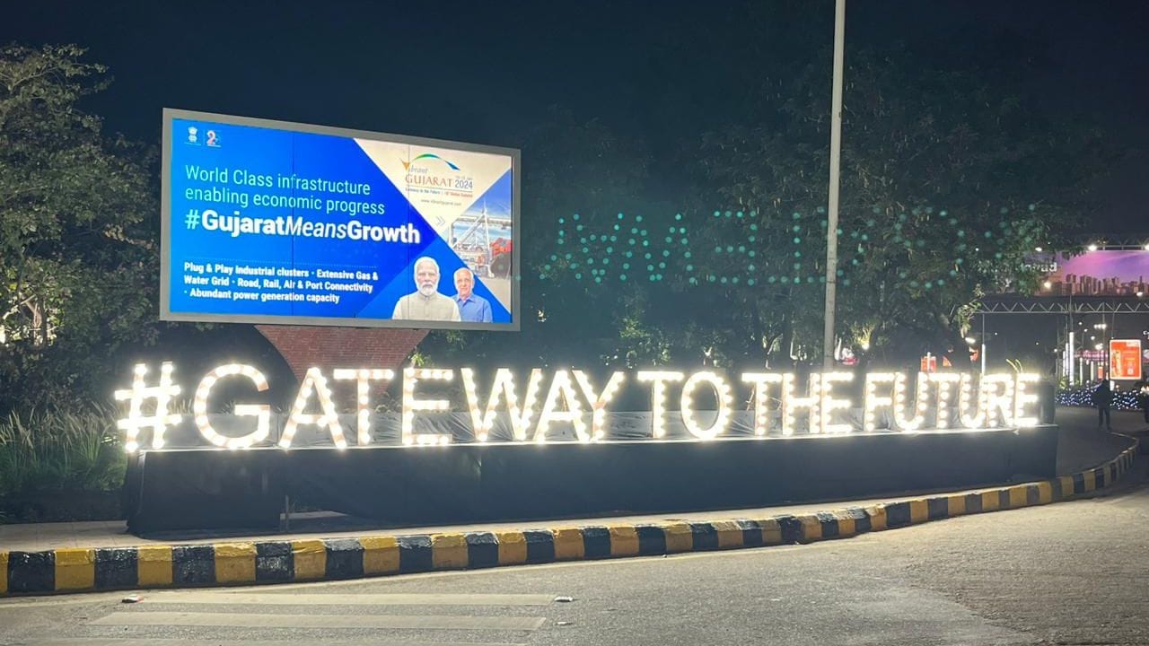 આ વર્ષેની વાઈબ્રન્ટ સમિટમાં 45 હજાર ડેલિગેટ્સે રજિસ્ટ્રેશન કરાવ્યુ છે. જ્યારે 40 હજારથી વધુ કંપનીએ ભાગ લેવા તૈયારી બતાવી છે. આ સમિટમાં ગ્રીન હાઈડ્રોજન, ઈલેક્ટ્રીક મોબિલિટી અને રિન્યુએબલ એનર્જી જેવા વિષયો પર ફોકસ રહેશે