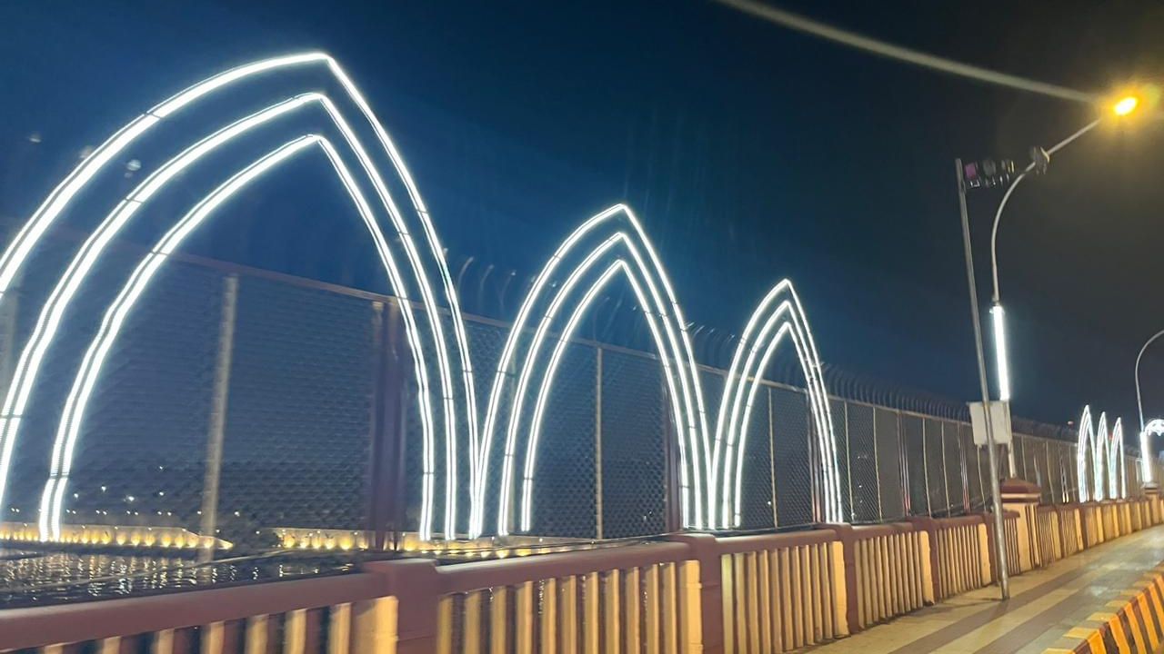 ઍરપોર્ટથી શરૂ થનારા રોડ શોને પગલે ઍરપોર્ટ પર પણ તૈયારીઓનો ધમધમાટ શરૂ થઈ ગયો છે. રોડ શો રૂટ પર વિવિધ રાજ્યોના સાંસ્કૃતિક કાર્યક્રમોને લઈને સ્ટેજ બનાવામાં આવ્યા છે.