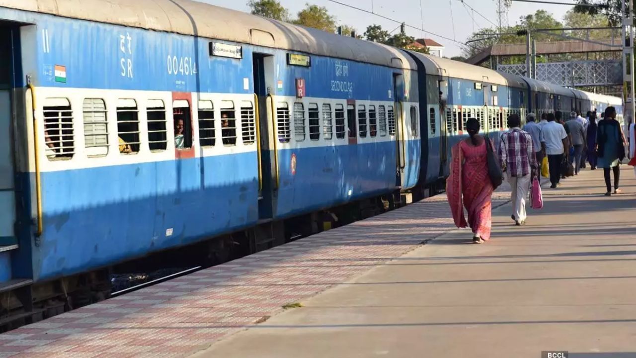 નડિયાદ, રતલામ , નાગડા જં, ઉજ્જૈન જં, બિયાવરા રાજગઢ, અશોક નગર, લલિતપુર વગેરે સ્ટેશનો પરથી પસાર થાય છે. આખા રુટના પ્રવાસ દરમિયાન આ ટ્રેન 62 સ્ટેશનો પર સ્ટોપ કરે છે.