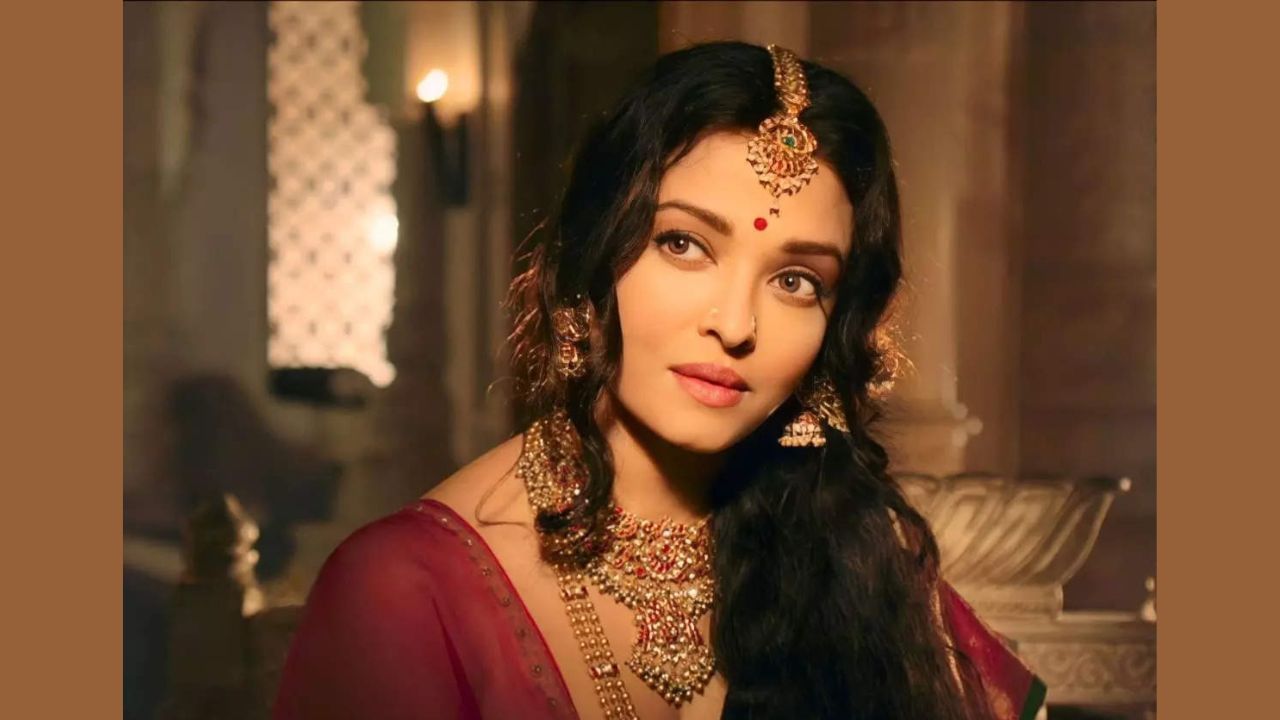 ઐશ્વર્યા રાય બચ્ચન - આ પછી આ લિસ્ટમાં બીજું નામ બચ્ચન પરિવારની વહુ એટલે કે સુપરસ્ટાર ઐશ્વર્યા રાય બચ્ચનનું છે. રિપોર્ટ્સ અનુસાર ઐશ્વર્યાની કુલ સંપત્તિ 776 કરોડ રૂપિયા છે. ઐશ્વર્યા માત્ર ફોટોગ્રાફી જ નહીં પરંતુ બ્રાન્ડમાંથી પણ કરોડો કમાય છે.
