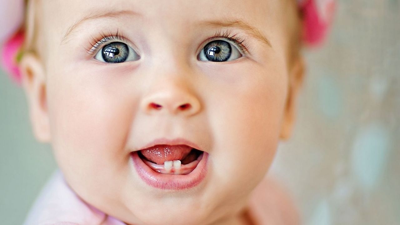 પ્રવાહી આપવું જરૂરી છે : જો બાળકને લૂઝ મોશન હોય તો ડોક્ટરની યોગ્ય સલાહ લેવી અને O.R.S સોલ્યુશન આપતા રહો. દાંત આવતી વખતે બાળકને ગ્રાઇપ વોટર આપી શકાય છે. આનાથી પેટના દુખાવામાં રાહત મળે છે, પરંતુ જથ્થાનું ધ્યાન રાખો. પાણી પીવડાવવાની સાથે-સાથે બાળકને અન્ય પ્રવાહી પણ આપતા રહો. જેથી શરીરમાં પાણીની કમી ન થાય.
