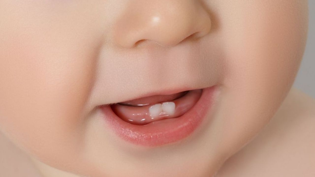 આ વસ્તુઓ ખાવા માટે આપો : બાળકોને દાંત આવવા દરમિયાન નબળાઈ અનુભવાય છે. તેથી તેમના આહારનું વિશેષ ધ્યાન રાખવું પડે છે. બાફેલા શાકભાજી, વેજીટેબલ સૂપ, ફ્રુટ પ્યુરી, પીસેલા કેળા, દલિયા, ઓટ્સ, સોફ્ટ મગની દાળની ખીચડી, દાળનું પાણી જેવી વસ્તુઓનો બાળકના આહારમાં સમાવેશ કરવો જોઈએ. જેથી કરીને તે નબળાઈ ન અનુભવે. 
