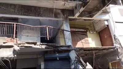 ભરૂચ : શોપિંગ સેન્ટરની ગેલેરી ધરાશાયી થતા દોડધામ મચી, 5 વાહનોનો કચ્ચરઘાણ, જુઓ વીડિયો ભરૂચ : શોપિંગ સેન્ટરની ગેલેરી ધરાશાયી થતા દોડધામ મચી, 5 વાહનોનો કચ્ચરઘાણ, જુઓ વીડિયો