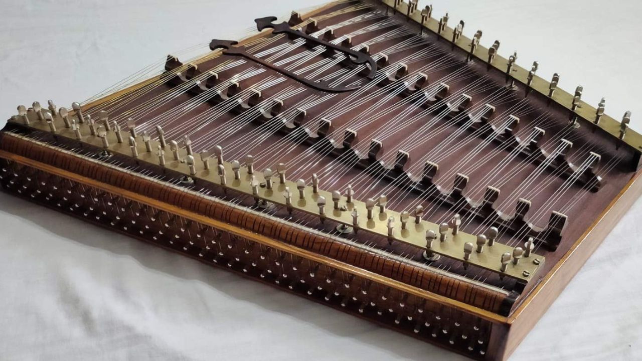 ઉત્તરપ્રદેશની બાંસુરી અને ઢોલકે સંગીતમાં ધુર સમારોહમાં વરસાવી હતી, તો ખાસ ગુજરાતથી સંતૂર નામના વાજિંત્રની ધ્વનિએ પ્રાણ પ્રતિષ્ઠા સમારોહને વધુ ભક્તિભાવ ભર્યું અને રામ મય બનાવ્યું હતું.