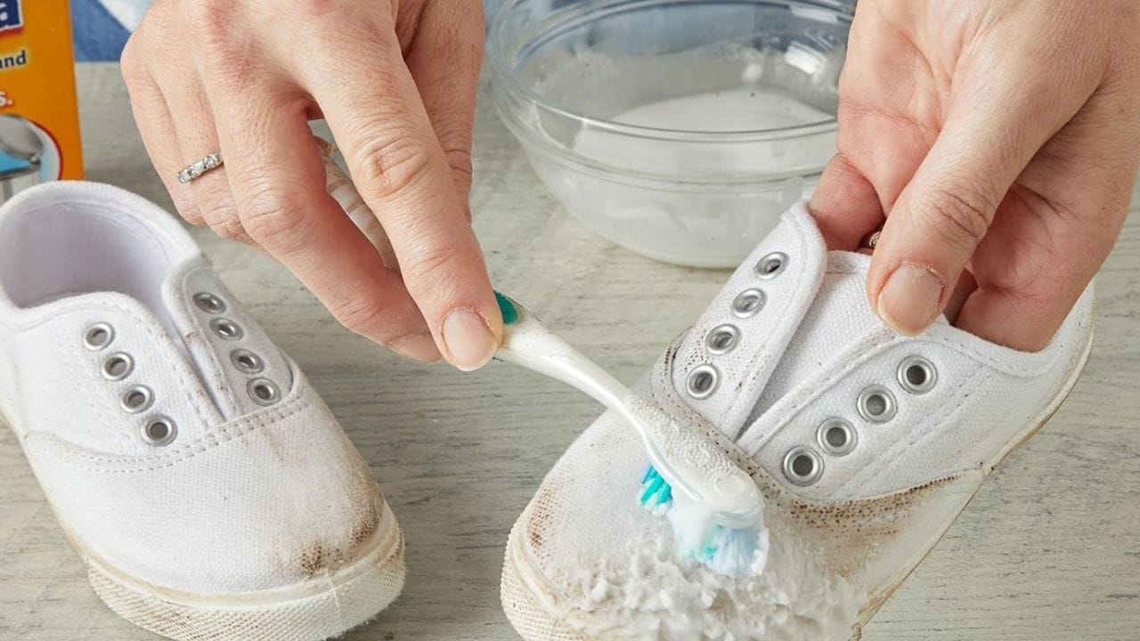 ટૂથપેસ્ટથી સાફ કરો : તમે તમારા શૂઝને ટૂથપેસ્ટથી સાફ કરી શકો છો. આ માટે તમારે સફેદ ટૂથપેસ્ટનો જ ઉપયોગ કરવો જોઈએ. શૂઝની ડાઘવાળી જગ્યાઓ પર ટૂથપેસ્ટને હળવા હાથે ઘસો. ટૂથપેસ્ટને થોડા સમય માટે પગરખાં પર રહેવા દો. બાદમાં ટીશ્યુ પેપર અથવા સુતરાઉ કાપડની મદદથી શૂઝને સાફ કરો.