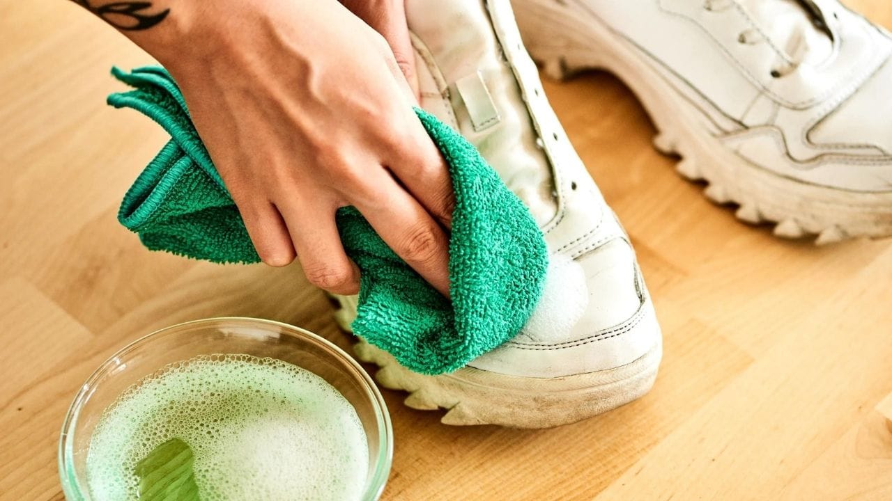 ખાવાનો સોડા અને લીંબુનો રસ લગાવો : બેકિંગ સોડામાં એન્ટીબેક્ટેરિયલ, એન્ટીફંગલ ગુણ હોય છે. લીંબુમાં પોટેશિયમ, આયર્ન અને સોડિયમ ભરપૂર માત્રામાં હોય છે. આ બંનેનું મિશ્રણ સફાઈ માટે શ્રેષ્ઠ માનવામાં આવે છે. આ મિશ્રણને ડાઘવાળી જગ્યા પર લગાવીને તમે શૂઝને સાફ કરી શકો છો.