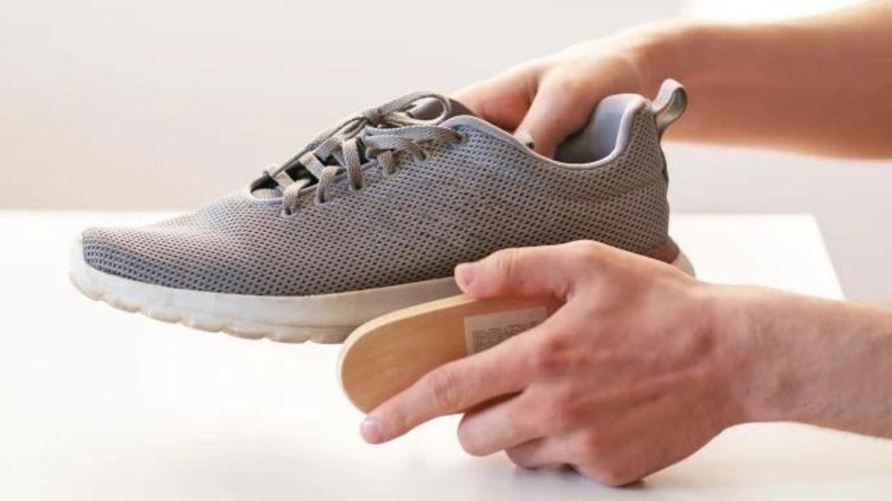 વિનેગર વાપરો : તમે વિનેગરની મદદથી પણ શૂઝ સાફ કરી શકો છો. આ માટે સોફ્ટ બ્રશ લો અને તેને વિનેગરથી સારી રીતે પલાળી દો. પછી આ બ્રશથી શૂઝને હળવા હાથે ઘસો. થોડી જ વારમાં જૂતામાંથી ગંદકી સાફ થઈ જશે અને જૂતા ચમકવા લાગશે.