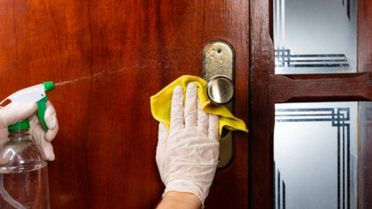 જો તમે દરવાજો સાફ કરો છો, તો તે તરત જ ગંદા થઈ જાય છે. તો તમારી સમસ્યાને સમજીને અમે તમને એક ટ્રિક જણાવવા જઈ રહ્યા છીએ. અમે તમને જણાવવા જઈ રહ્યા છીએ કે માત્ર એક રૂપિયામાં દરવાજો કેવી રીતે સાફ કરી શકાય. 
