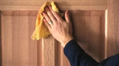 ઘરની ઘણી વસ્તુઓ સાફ કરવા માટે અનેક પ્રકારની વસ્તુઓનો ઉપયોગ કરે છે. દરેક વસ્તુઓને સાફ કરવા માટે અલગ-અલગ ચીજોનો ઉપયોગ કરીએ છીએ. પરંતુ ઘણી વખત તે ચીજો સાફ થતી નથી. તો આપણે અલગ નુસખા અજમાવીએ છીએ. હવે ઘરના દરવાજાને જ જુઓ. ઘરના દરવાજા કેટલી વાર સાફ રાખવામાં આવે છે? દરવાજા સાફ કરવામાં ઘણો સમય લાગે છે. ગૃહિણીઓને સૌથી વધુ સમસ્યાનો સામનો કરવો પડે છે.
