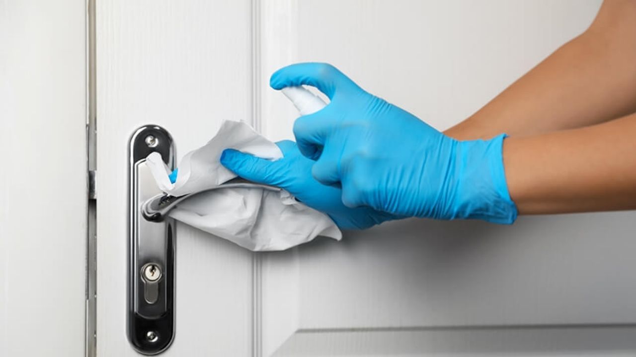 આ આઈડિયાથી તમારો આખો દરવાજો સાફ થઈ જશે. તમારા ઘરના દરવાજા સાફ કરવા માટે મોંઘા લિક્વિડ ખરીદવાને બદલે તમારે એક રૂપિયાનું શેમ્પૂ ખરીદવું જોઈએ. શેમ્પૂ વાળની ​​સાથે-સાથે ઘરના દરવાજાને પણ સાફ કરે છે. કદાચ ઘણા લોકો આ નહીં જાણતા હોય પણ આ વાત સાચી છે.
