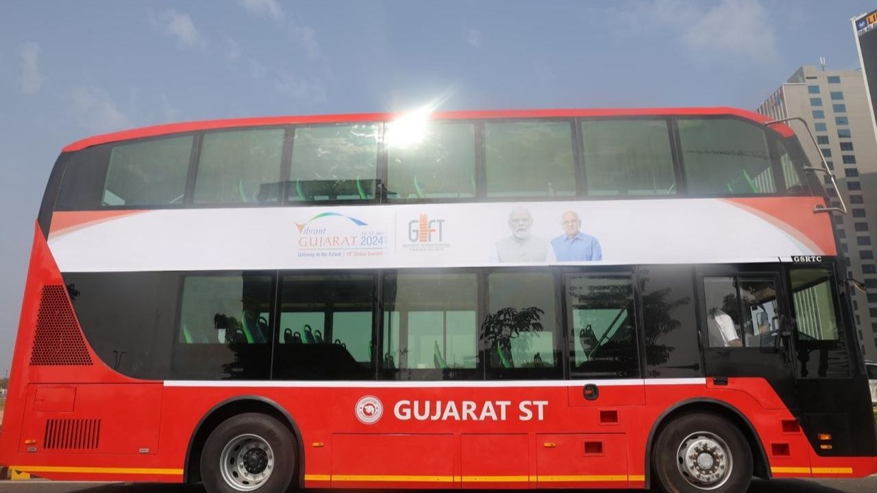 આ જ શ્રૃંખલામાં મુસાફરલક્ષી વધુ એક સેવાનો પ્રારંભ આ ડબલ ડેકર એવી ઈલેક્ટ્રિક બસના લોચિંગથી થયો છે.