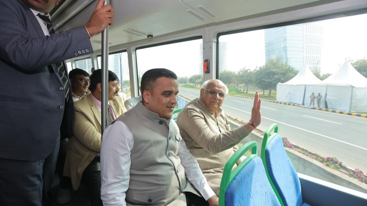 મુખ્યમંત્રી ભૂપેન્દ્ર પટેલે આ ડબલ ડેકર એસી ઈલેક્ટ્રિક બસનું લોન્ચિંગ કર્યું તે અવસરે વાહનવ્યવહાર મંત્રી હર્ષ સંઘવી, ગિફ્ટ સિટીના ચેરમેન ડો. હસમુખ અઢિયા, ગિફ્ટના એમ.ડી.તપન રે તથા વાહનવ્યવહાર અને બંદરો તથા મહેસૂલ વિભાગના અધિક મુખ્ય સચિવ એમ.કે. દાસ, એસ.ટી. નિગમના વહીવટી સંચાલકશ્રી એમ.એ. ગાંધી અને વરિષ્ઠ અધિકારીઓ પણ ઉપસ્થિત રહ્યા હતા. જેમણે ગિફ્ટ સિટીની શોભા વધારવામાં મહત્વનો ફાળો આપ્યો છે.