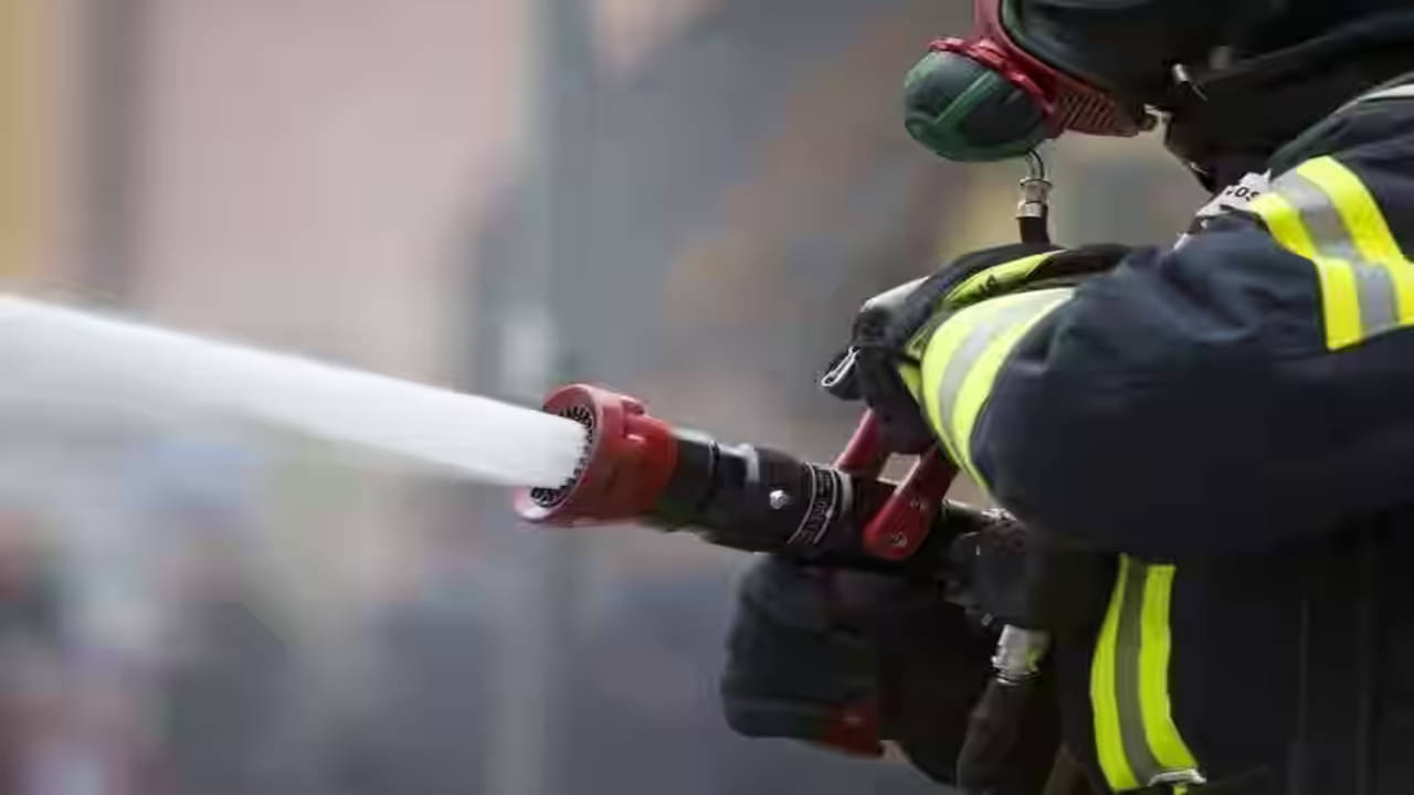 સુરત: તરસાડી ગામે વીલાઇન મીડિયામાં ભીષણ આગ લાગી, ફાયર બ્રિગેડે ભારે જહેમત બાદ કાબુ મેળવ્યો, જુઓ વીડિયો