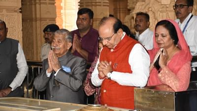 દિલ્હી અને લદ્દાખના રાજ્યપાલે પ્રથમ જ્યોતિર્લિંગ સોમનાથ મહાદેવના દર્શનાર્થે આવ્યા હતા. દિલ્હીના રાજ્યપાલ વિનયકુમાર સક્સેના અને લદ્દાખના રાજ્યપાલ બીડી મિશ્રાએ પરિવાર સાથે સોમનાથ પહોંચ્યા અને સોમનાથ મહાદેવના દર્શન કર્યા હતા.