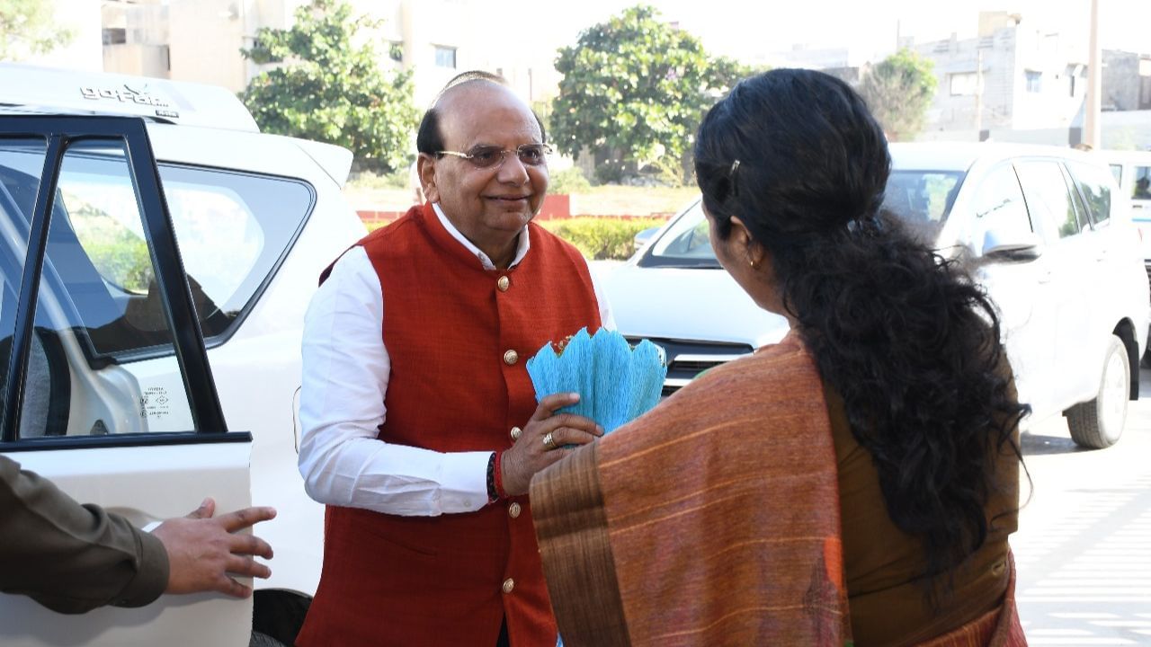 ટ્રસ્ટના જનરલ મેનેજરે તેમને સ્મૃતિભેટ આપી સન્માન કર્યુ હતુ.