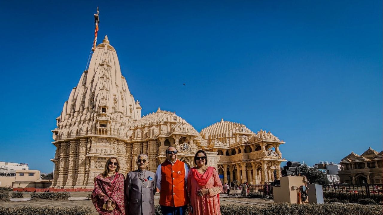 સોમનાથ મંદિર પરિસર પાસે આવેલ સમુદ્ર દર્શન પથ, દક્ષિણ ધ્રુવ બાણ સ્થંભ, સોમનાથ મંદિરના સમરાંગણ પર લાગેલા સૂવર્ણ કળશ સહિતના યાત્રિ સેવા તેમજ મંદિરના વિકાસના પ્રોજેક્ટની માહિતી મેળવી હતી.