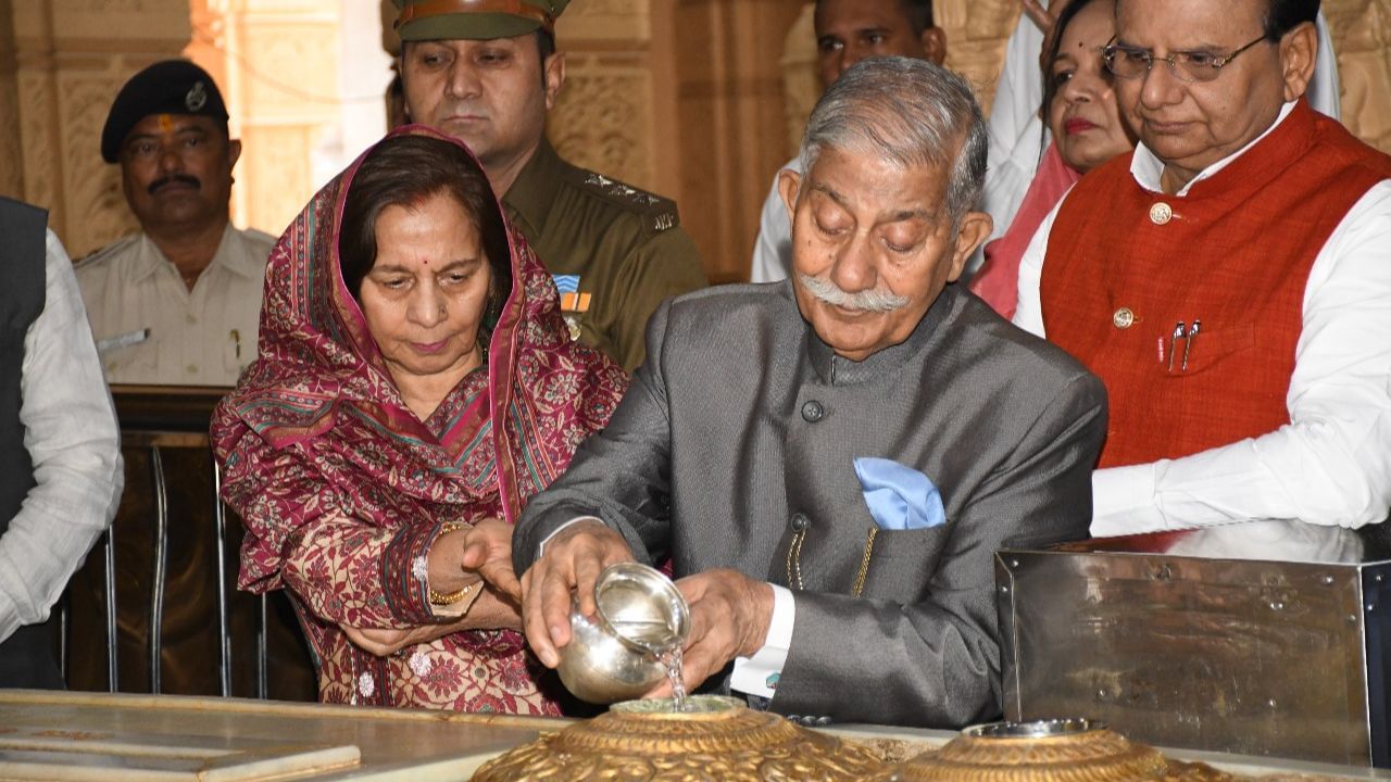 સ્વાગત બાદ બંને રાજ્યપાલો પરિવાર સાથે સોમનાથ મહાદેવના મંદિરે પહોંચ્યા હતા અને તેમણે ત્યાં પૂજા સામગ્રી, પુષ્પો, બિલ્વપત્રો અને પુષ્પમાળા સોમનાથ મહાદેવને અર્પણ કરી હતી.