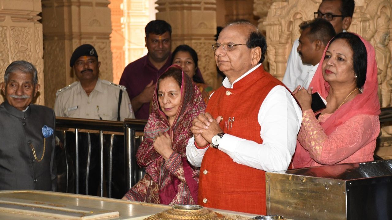 સોમનાથ ટ્રસ્ટના પૂજારીએ ઉપવસ્ત્ર આપી બંને મહાનુભાવોનું સ્વાગત કર્યુ હતુ. Input Credit- Yogesh Joshi- Gir Somnath