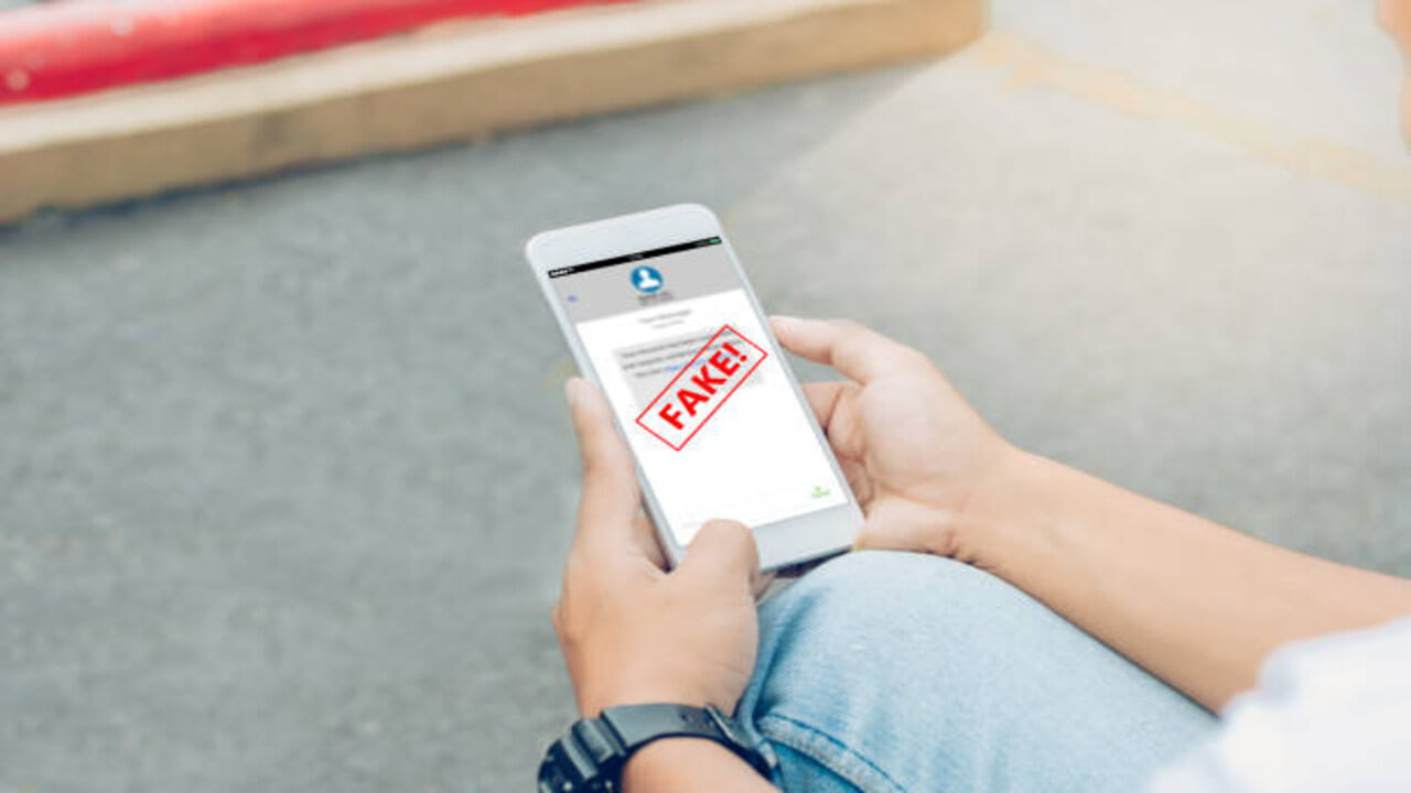 સાયબર ગુનેગારો ટ્રાઈના નામે મોબાઈલ યુઝર્સને જે મેસેજ મોકલી રહ્યા છે તેમાં તેઓ ટાવર ઈન્સ્ટોલ કરવા માટે એનઓસી આપવા અને મોબાઈલ નંબર બ્લોક ન થાય તે માટે કેવાયસીની ડિટેલ માંગી રહ્યા છે. જેમાં મોબાઈલ યુઝર્સને મેસેજમાં આપેલી લિંક પર ક્લિક કરવાનું કહેવામાં આવે છે. જો તમે ભૂલથી પણ આ લિંક પર ક્લિક કરો છો, તો તમારું એકાઉન્ટ સંપૂર્ણપણે ખાલી થઈ જશે. આવી સ્થિતિમાં તમારે આ પ્રકારના મેસેજથી બચવું જોઈએ.