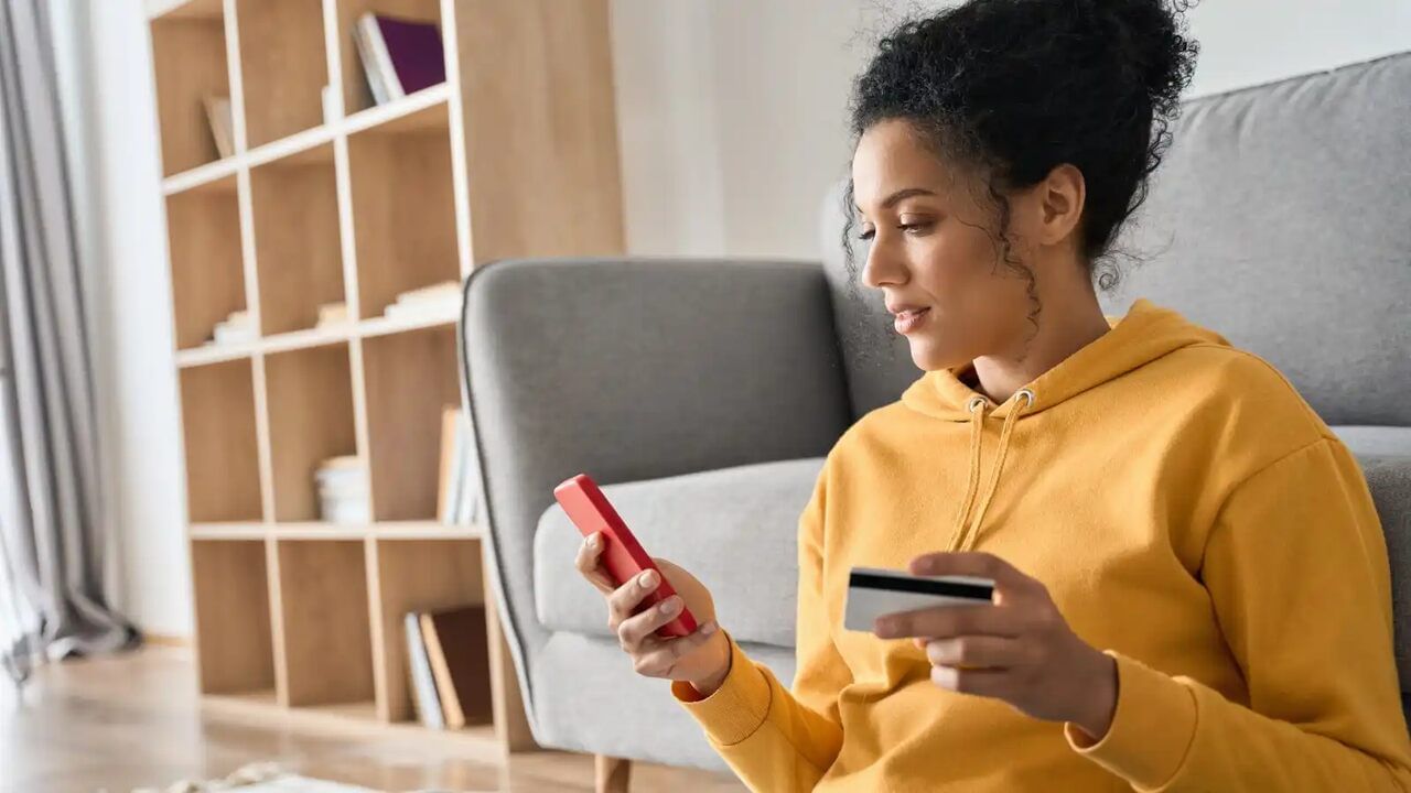 ભારતમાં રિલાયન્સ જિયો (450 મિલિયન), ભારતી એરટેલ (380 મિલિયન), વોડાફોન આઇડિયા (220 મિલિયન), અને સરકારી માલિકીની ભારત સંચાર નિગમ લિમિટેડ (95 મિલિયન) સહિત આશરે 1.15 અબજ મોબાઇલ ગ્રાહકો છે. જેમને ટેલિકોમ કંપનીઓ 1 જાન્યુઆરીથી 10 જાન્યુઆરી વચ્ચે સાવચેતીના સંદેશા મોકલશે.